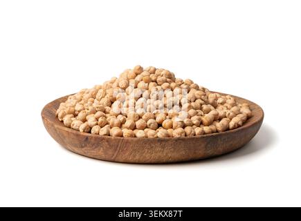 Kichererbsen auf Holzplatte isoliert, Kichererbsenhaufen, trockene Cicer arietinum-Früchte, rohe bengalische Gramm Leguminosen, Garbanzo-Bohnen, ägyptische Erbsensamen auf weiß Stockfoto
