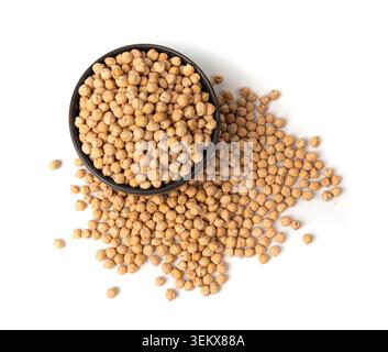 Kichererbsen in schwarzer Schüssel isoliert, Kichererbsenhaufen, trockene Cicer arietinum Früchte, rohe bengalische Gramm Leguminosen, Garbanzo-Bohnen, ägyptische Erbsensamen auf Weiss Stockfoto