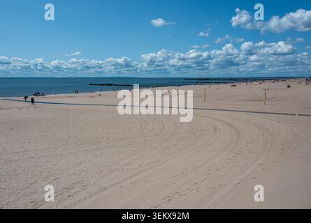 New york, usa, 21. august 2024. Menschen, die einen hellen Sommertag am beliebten Strand von coney Island in brooklyn, New york, genießen, mit dem Meer und dem Pier in Th Stockfoto