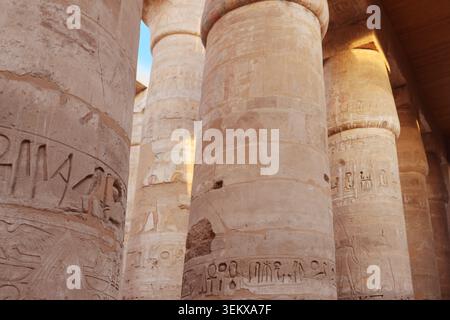 Luxor, Ägypten, 27. Dezember 2025 – antike ägyptische Tempelsäulen mit detaillierten Hieroglyphen und historischer Steinarchitektur Stockfoto