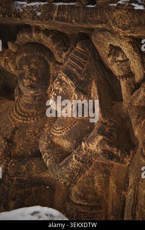 Fragment einer weiblichen Figur Steinschnitzerei. Die Antike Statue Sheshashayi Oder Shesha, Auch Bekannt Als Sheshanaga, Ist Der Serpentine Demigod Und König Der Schlangen Stockfoto
