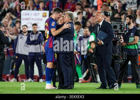 Robert Lewandowski (FC Barcelona) verabschiedete sich von seinem letzten Spiel im Spotify Camp Nou Stadium mit Joan Laporta Präsident des FC Barcelona während des LaLiga EA Sports Matches zwischen dem FC Barcelona und Real Betis im Estadi Olímpic Lluís Companys am 17. Mai 2026 in Barcelona. (Foto: Xavi Bonilla/DeFodi Images) Stockfoto