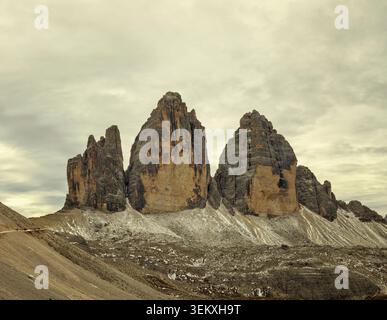 Auronzo di Cadore, Italien - 19.10.2021: Dramatische Kalksteintürme der Dolomiten mit schneereichen und schweren grauen Wolken Stockfoto