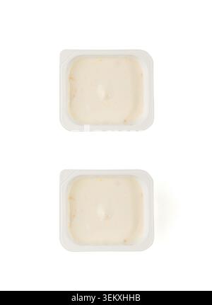 Joghurtbecher isoliert, Joghurt mit orangen Früchten in Plastiktopf, Milchpuddingbehälter, Milchkost kleines Paket auf weißem Hintergrund Stockfoto