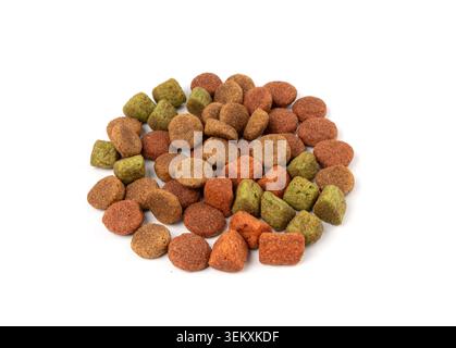 Trockenfutter für Haustiere isoliert, Hundefarbe Trockenhaufen, Welpenfleisch und Gemüsepellets, Hundeproteinkroketten, Tierfuttergranulat, rot, grün und br Stockfoto