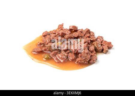 Nasses Haustierfutter isoliert, Katzenernährung, Welpenfutter braune Stücke Stapel, Hundemahlzeit, Haustieressen auf weißem Hintergrund Stockfoto