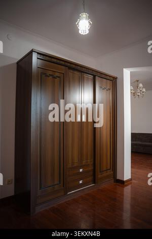 Großer klassischer Holzschrank in einem Wohnraum Stockfoto