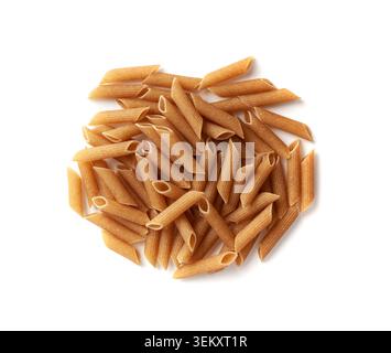 Rohe braune Pasta isoliert, Vollkorn-Penne-Stapel, trockene Vollkornnudeln, rohe Dinkel-Makkaroni, gesundes Italien-Essen, Bio-Mahlzeit, WholeWeizen-Pasta auf WHI Stockfoto