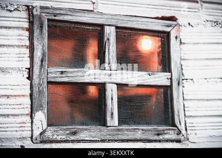 Altes Rustikales Holzfenster Mit Warmem Licht Stockfoto