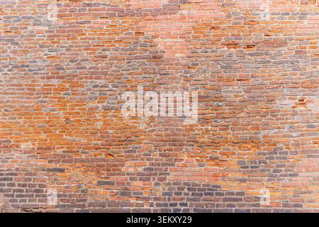 Textur von alten dunkelbraunen und roten Ziegelmauern mit Panoramablick Stockfoto