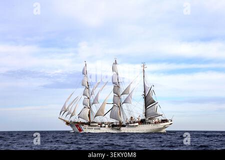 USCG Barque Eagle zu Beginn des Sail Boston Tall Ships Rennens 2017 Stockfoto
