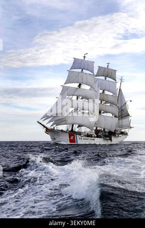 USCG Barque Eagle zu Beginn des Sail Boston Tall Ships Rennens 2017 Stockfoto
