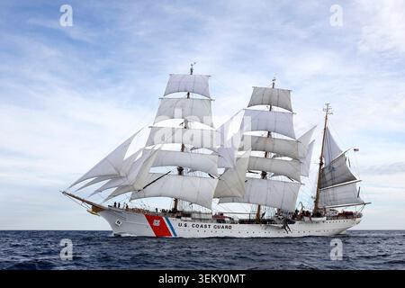 USCG Barque Eagle zu Beginn des Sail Boston Tall Ships Rennens 2017 Stockfoto