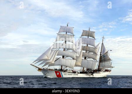 USCG Barque Eagle zu Beginn des Sail Boston Tall Ships Rennens 2017 Stockfoto