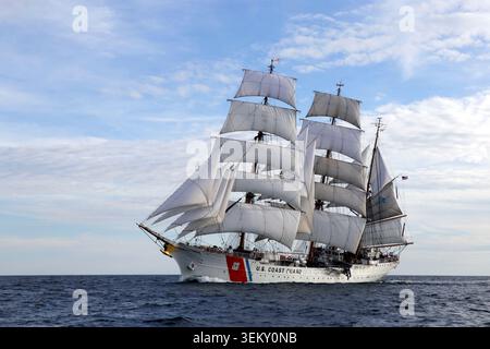 USCG Barque Eagle zu Beginn des Sail Boston Tall Ships Rennens 2017 Stockfoto
