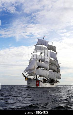 USCG Barque Eagle zu Beginn des Sail Boston Tall Ships Rennens 2017 Stockfoto