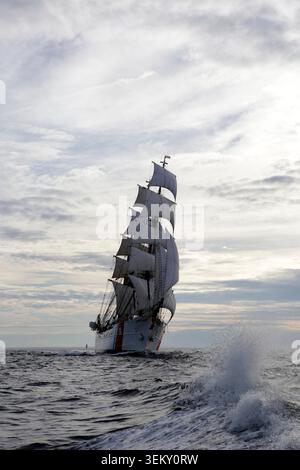 USCG Barque Eagle zu Beginn des Sail Boston Tall Ships Rennens 2017 Stockfoto