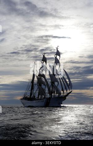 USCG Barque Eagle zu Beginn des Sail Boston Tall Ships Rennens 2017 Stockfoto