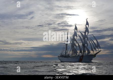 USCG Barque Eagle zu Beginn des Sail Boston Tall Ships Rennens 2017 Stockfoto