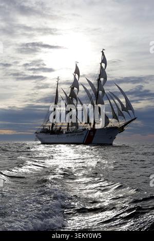 USCG Barque Eagle zu Beginn des Sail Boston Tall Ships Rennens 2017 Stockfoto