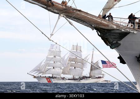 USCG Barque Eagle zu Beginn des Sail Boston Tall Ships Rennens 2017 Stockfoto