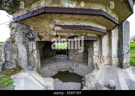 Nahaufnahme der weiten Beobachtungsöffnung eines Betonbunkers in Pointe du hoc, Normandie. Die Struktur weist schwere, rostige Stahlträger auf Stockfoto