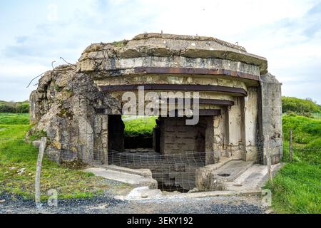 Außenansicht eines Stahlbetonbunkers in Pointe du hoc, Normandie. Die historische Struktur verfügt über einen großen Beobachtungsschlitz, verstärkt mit r Stockfoto