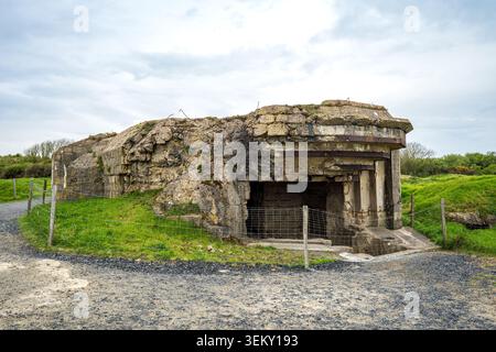 Außenansicht eines Stahlbetonbunkers in Pointe du hoc, Normandie. Die historische Struktur verfügt über einen großen Beobachtungsschlitz, verstärkt mit r Stockfoto