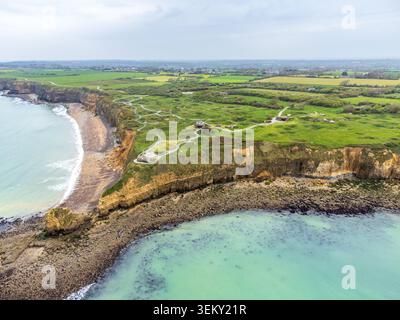 Weite Luftaufnahme des Vorgebietes Pointe du hoc. Das Bild zeigt steile Klippen, felsige Küsten in türkisfarbenem Wasser und ein Netz von Wegen, die sich durchwinden Stockfoto