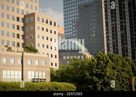 Skyline der Stadt mit modernen Gebäuden und grünem New York Stockfoto