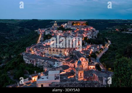 RAGUSA, ITALIEN - MAI 2026: Ein atemberaubender Blick in die Dämmerung auf die antike Bergstadt Ragusa Ibla in Sizilien Stockfoto