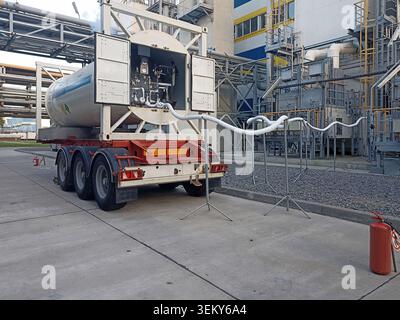 Industrieller ISO-Tankcontainer auf einem Anhänger in einer Chemieanlage, die einem Abfüllvorgang für Medizin und Sauerstoff unterzogen wird. Kryogener Flüssigkeitstransfer verwendet isolierte h Stockfoto