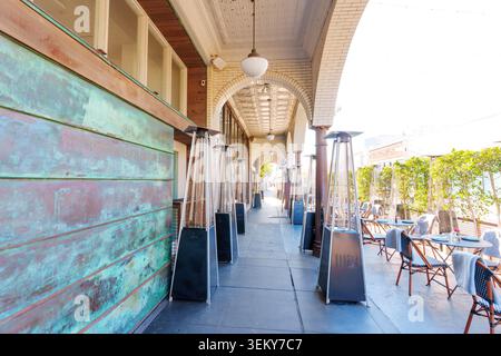Venice Beach, Kalifornien - 8. Januar 2026: Sitzplätze im Freien in Venice Beach, mit Pyramiden-Terrassenheizungen, Bistrostühlen und einer oxidierten Co Stockfoto