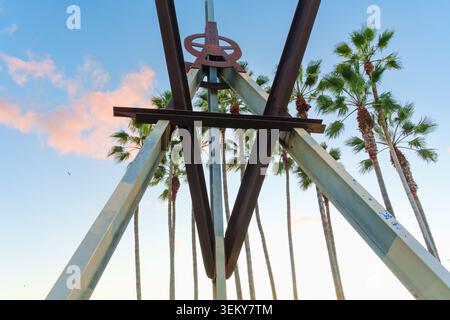 Venice Beach, Kalifornien - 8. Januar 2026: Nahaufnahme einer komplizierten Metallkunstskulptur am Venice Beach, Kalifornien, umrahmt vom Silh Stockfoto