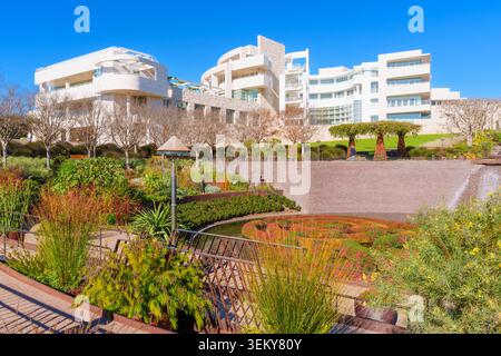 Los Angeles, Kalifornien - 8. Januar 2026: Das Getty Center in Los Angeles zeigt moderne Travertinarchitektur mit Blick auf üppige Landschaftsgärten und Stockfoto