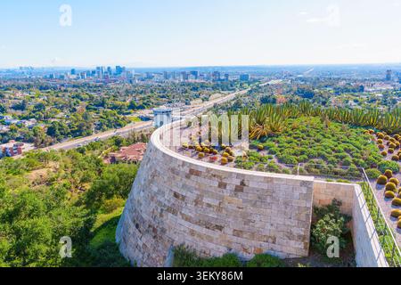 Los Angeles, Kalifornien - 8. Januar 2026: Panoramablick auf die Skyline von Los Angeles und den Freeway von den Kaktusgärten des Getty Center, fe Stockfoto