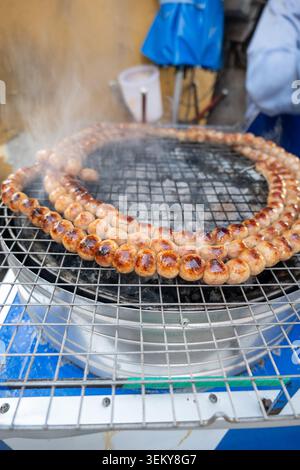 Thailändische Wurst gegrillt am Stand auf dem Nachtmarkt in Chiang Mai, Thailand. Stockfoto