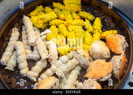 Gedämpfte Teigtaschen in vielen Geschmacksrichtungen, köstliches thailändisches chinesisches Street Food. Stockfoto