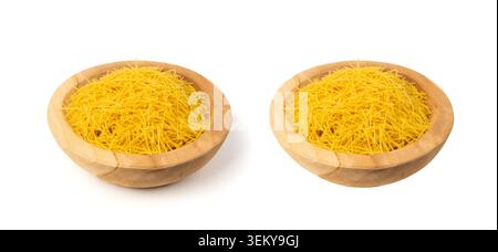 Rohe Vermicelli isoliert, goldene Suppen Nudeln, kleine verstreute hausgemachte Nudeln, dünne Makkaroni, italienische Filini Nudeln in Holzschale auf weißem Hintergrund Stockfoto