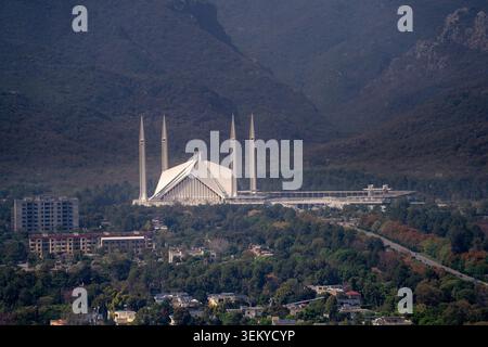 Blick aus der Vogelperspektive auf die Faisal Moschee mit ihren weißen Minaretten und einzigartiger Architektur vor den Margalla Hills im Hintergrund in Islamabad, Islamabad Stockfoto