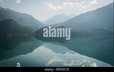 Ruhige Landschaft mit Bergen und Himmel, die sich in ruhigem Sewasser spiegeln Stockfoto