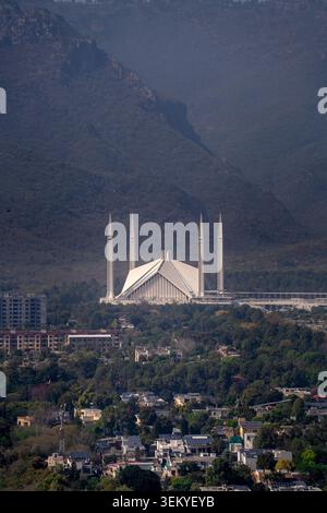 Blick aus der Vogelperspektive auf die berühmte Faisal-Moschee mit ihrer weißen Marmorarchitektur und vier Minaretten, die sich an den Margalla Hills in Islamabad, Islamaba, schmiegen Stockfoto