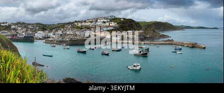 Panoramablick auf den Hafen im Küstendorf und Hafen von Mevagissey an der Südküste von Cornwall im Südwesten Englands. Stockfoto