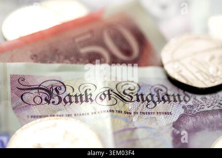 Britisches Bargeld, Sterling-Banknoten und -Münzen Stockfoto