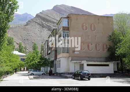 Wohnungen aus der Sowjetzeit in der Bergbaugemeinde Sarvoda in Tadschikistan Stockfoto