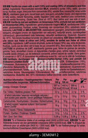 Nährwertangaben und Inhaltsstoffe auf der Packung Solero Strawberry Twist Eiscreme in vielen verschiedenen Sprachen Stockfoto