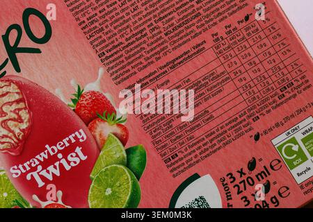 Nährwertangaben auf der Packung Solero Strawberry Twist Eiscremes in vielen verschiedenen Sprachen Stockfoto