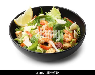 Appetitlicher Caesar-Salat mit Garnelen in Schüssel isoliert auf weiß Stockfoto