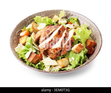 Köstlicher Caesar-Salat in einer Schüssel isoliert auf Weiß Stockfoto