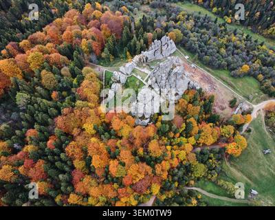 Aus der Vogelperspektive der Felsformation inmitten des lebhaften Herbstwaldes. Die Landschaft verfügt über verwinkelte Wege und verstreute Strukturen, ideal für Outdoor-Aktivitäten und Entdeckungen. Karpaten, Ukraine. Stockfoto